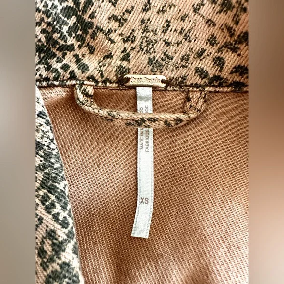 Free People Women’s snakeskin Printed Trucker
Denim Jacket - Picture 11 of 13
